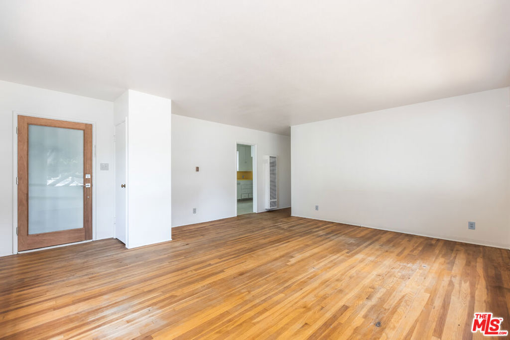 895 W Summerland Avenue