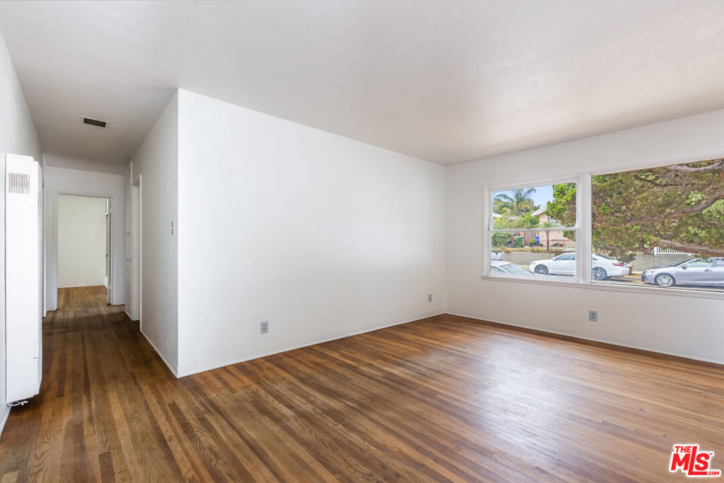 895 W Summerland Avenue