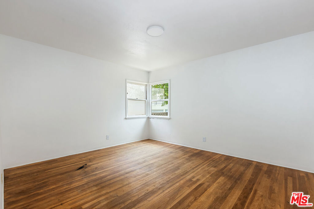 895 W Summerland Avenue