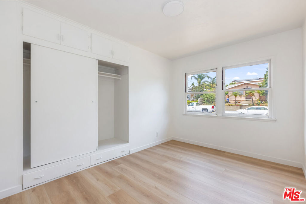 895 W Summerland Avenue