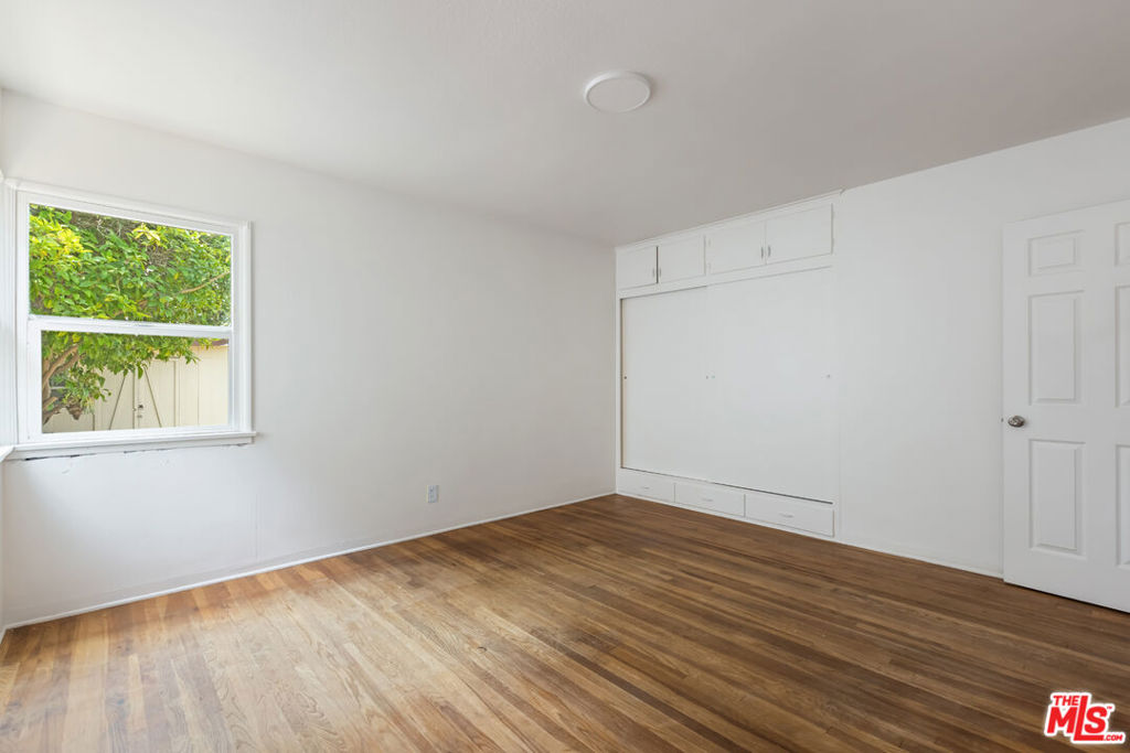 895 W Summerland Avenue