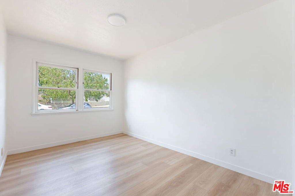 895 W Summerland Avenue