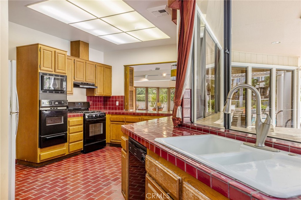 2571 Plaza del Amo 310