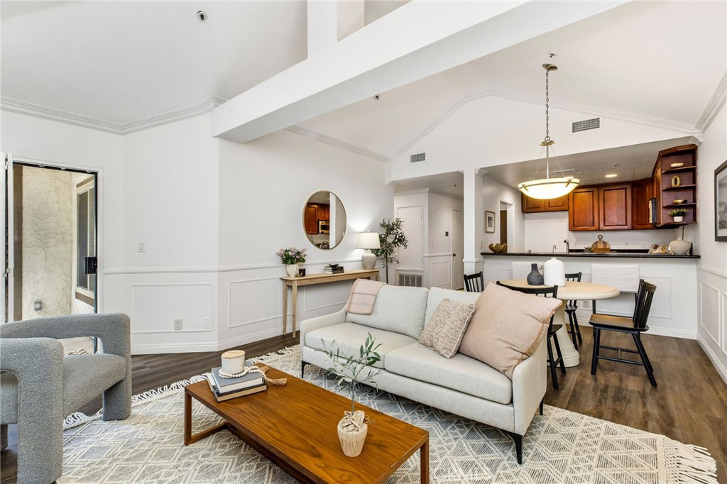 2571 Plaza del Amo 310