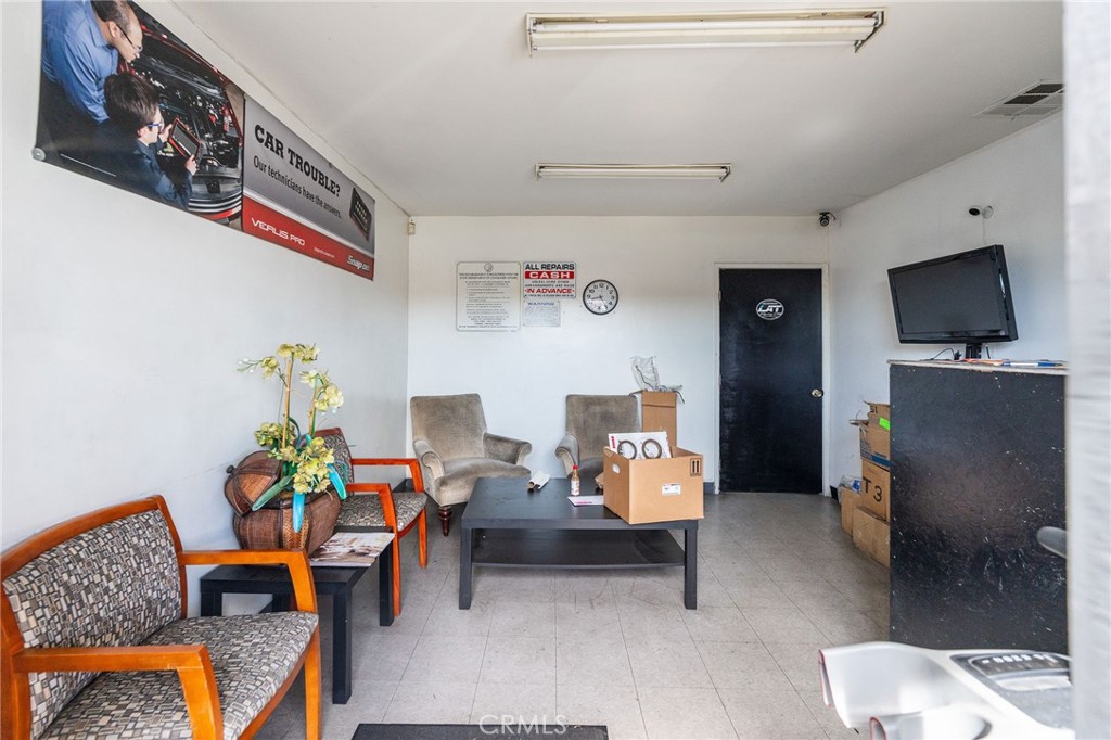 1527 W El Segundo Boulevard