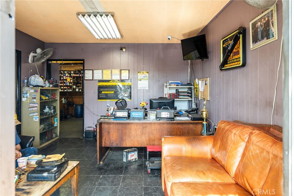 1527 W El Segundo Boulevard