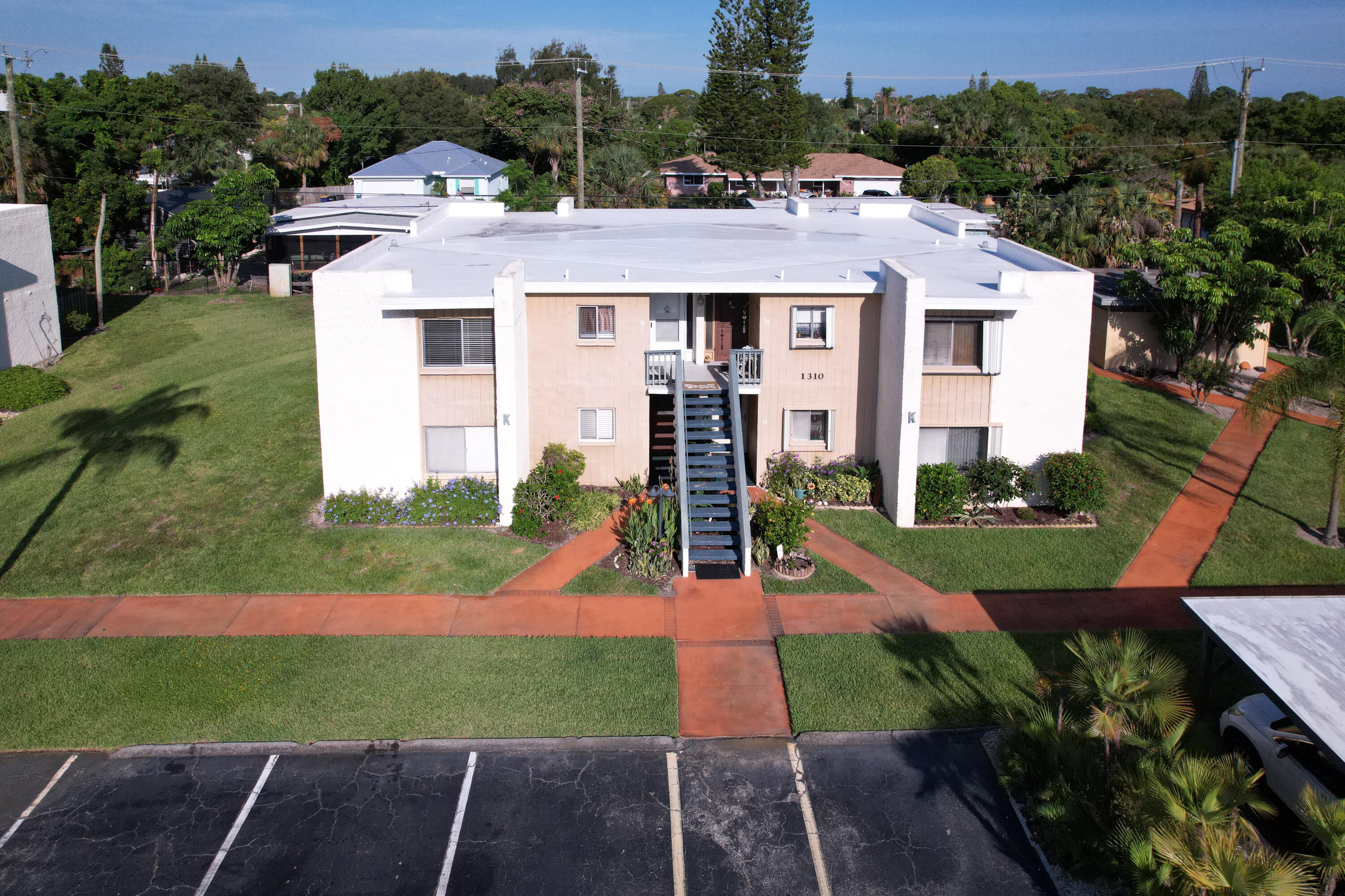 1310 NE 14th Court K17