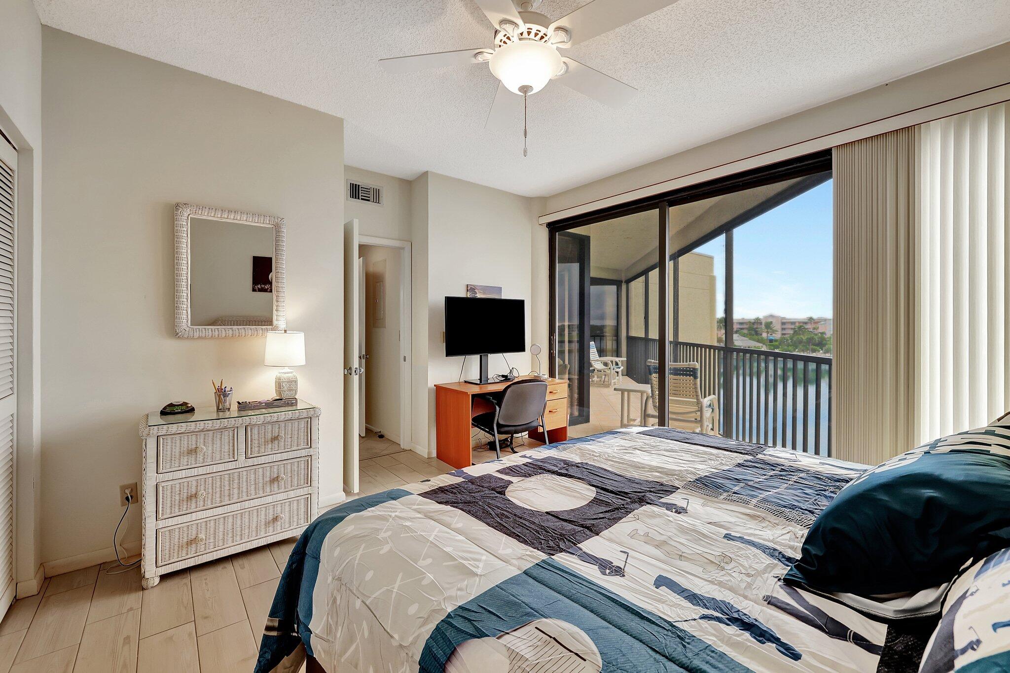 221 NE Plantation Road 406