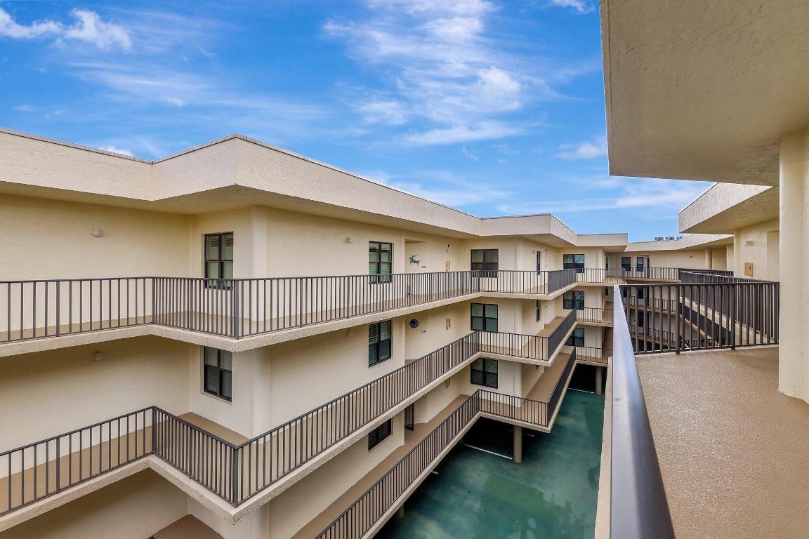 221 NE Plantation Road 406