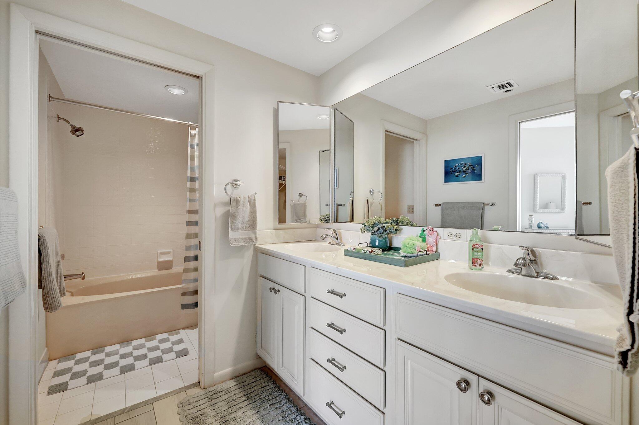 221 NE Plantation Road 406