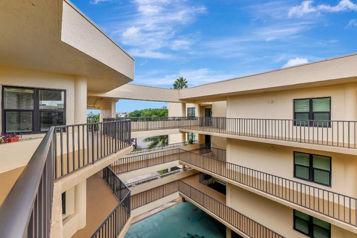 221 NE Plantation Road 406