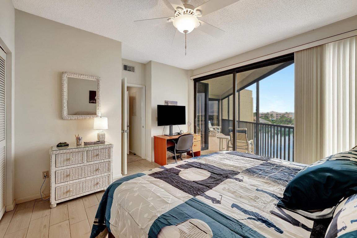 221 NE Plantation Road 406