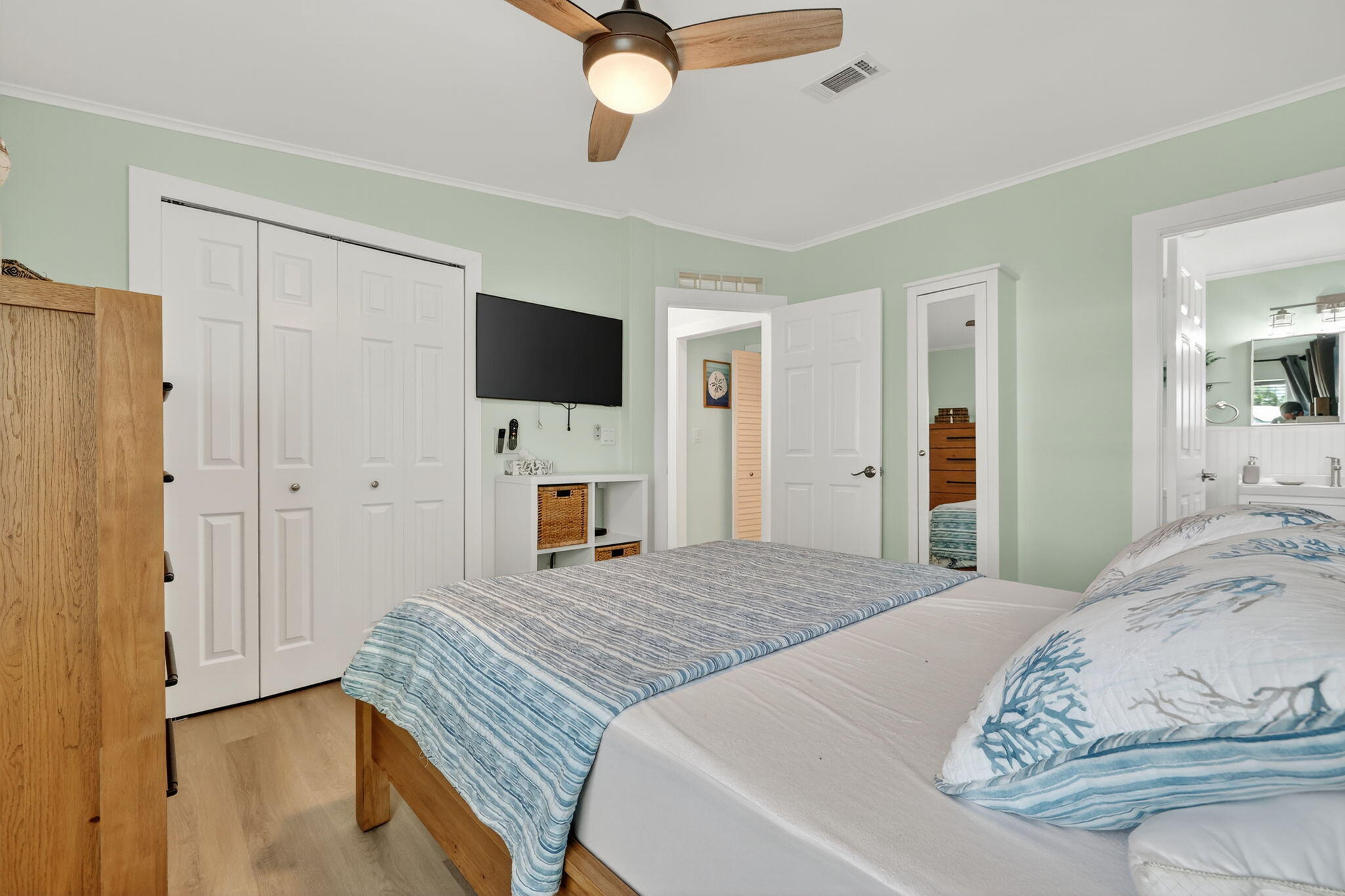 566 Nettles Boulevard