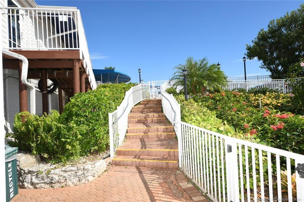 566 Nettles Boulevard