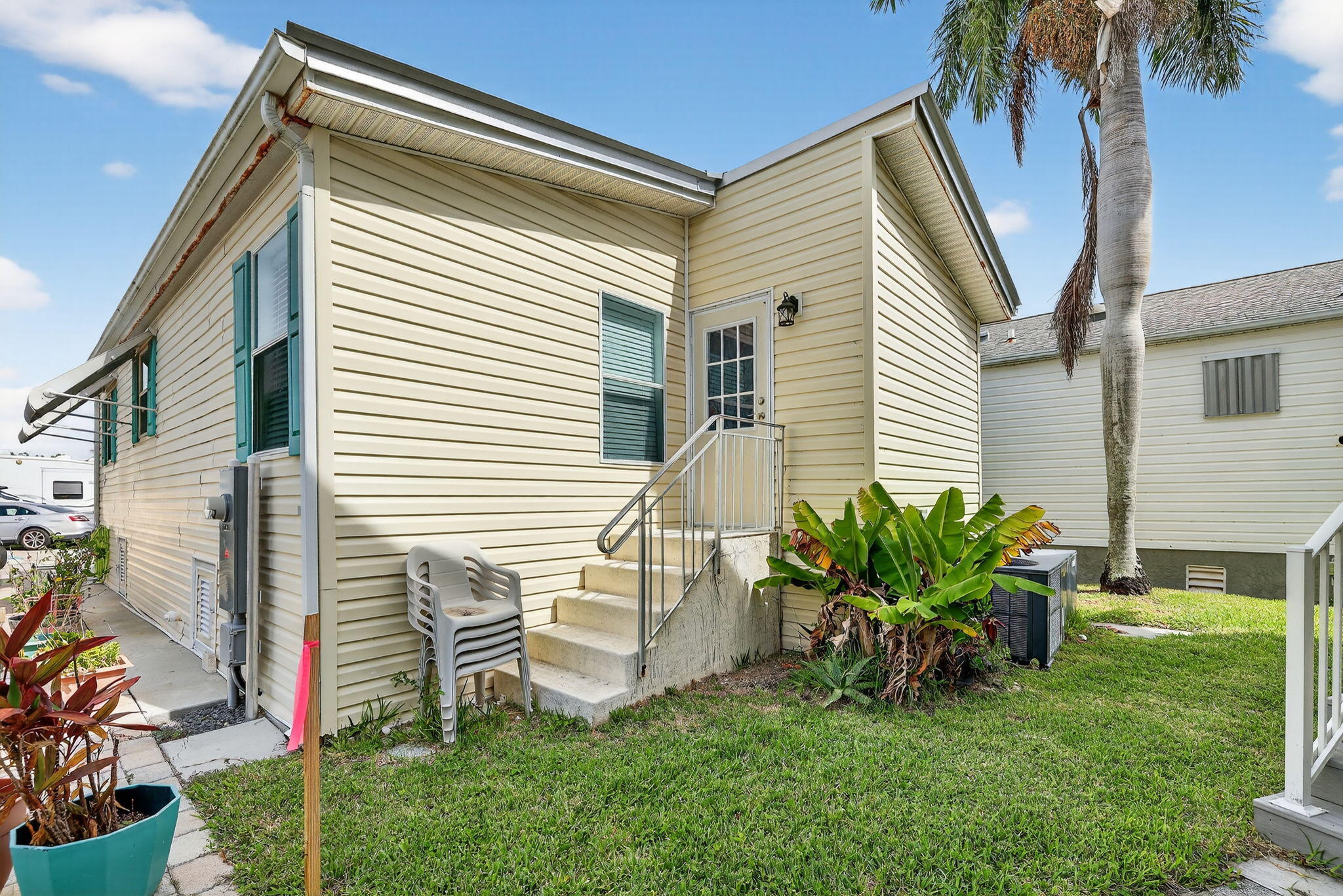 566 Nettles Boulevard