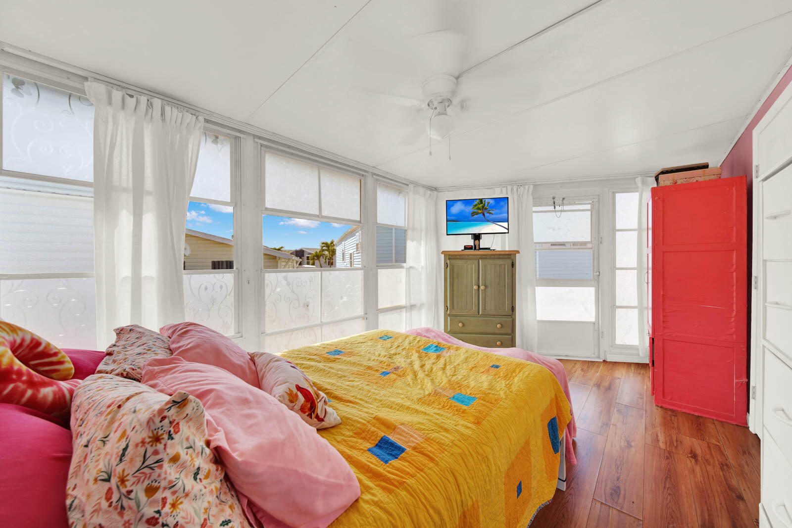 976 Nettles Boulevard