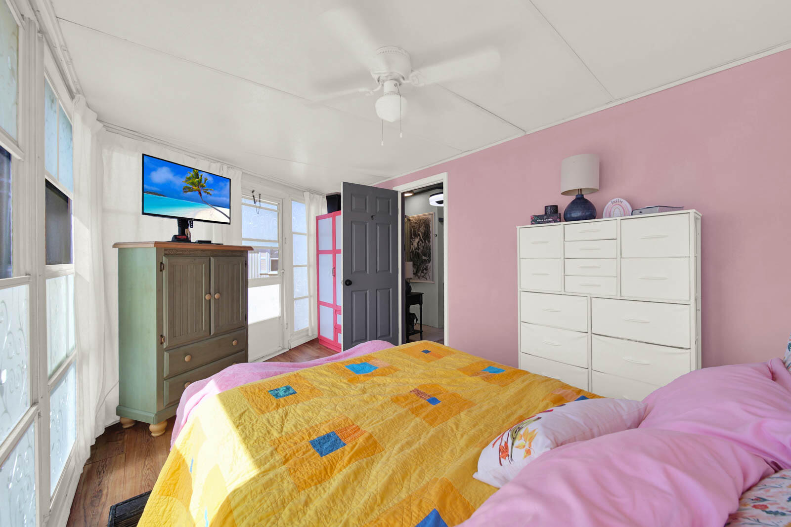 976 Nettles Boulevard