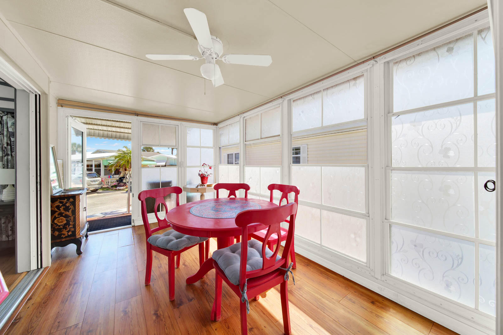 976 Nettles Boulevard