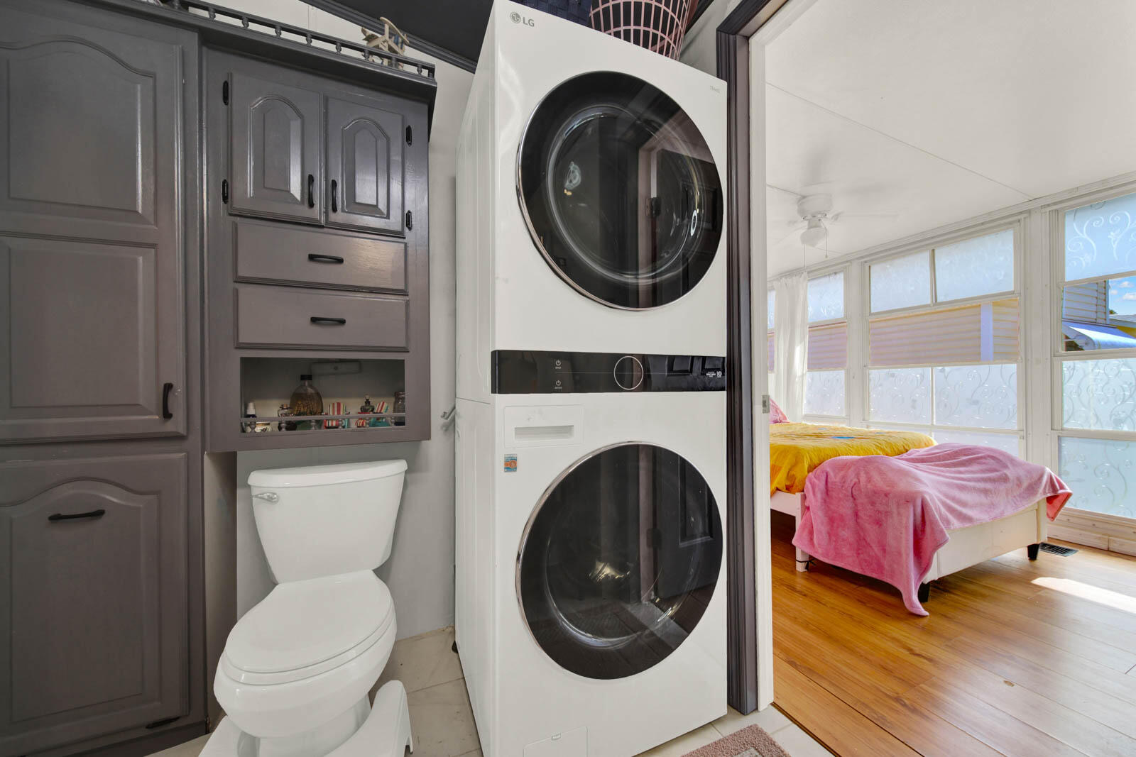 976 Nettles Boulevard