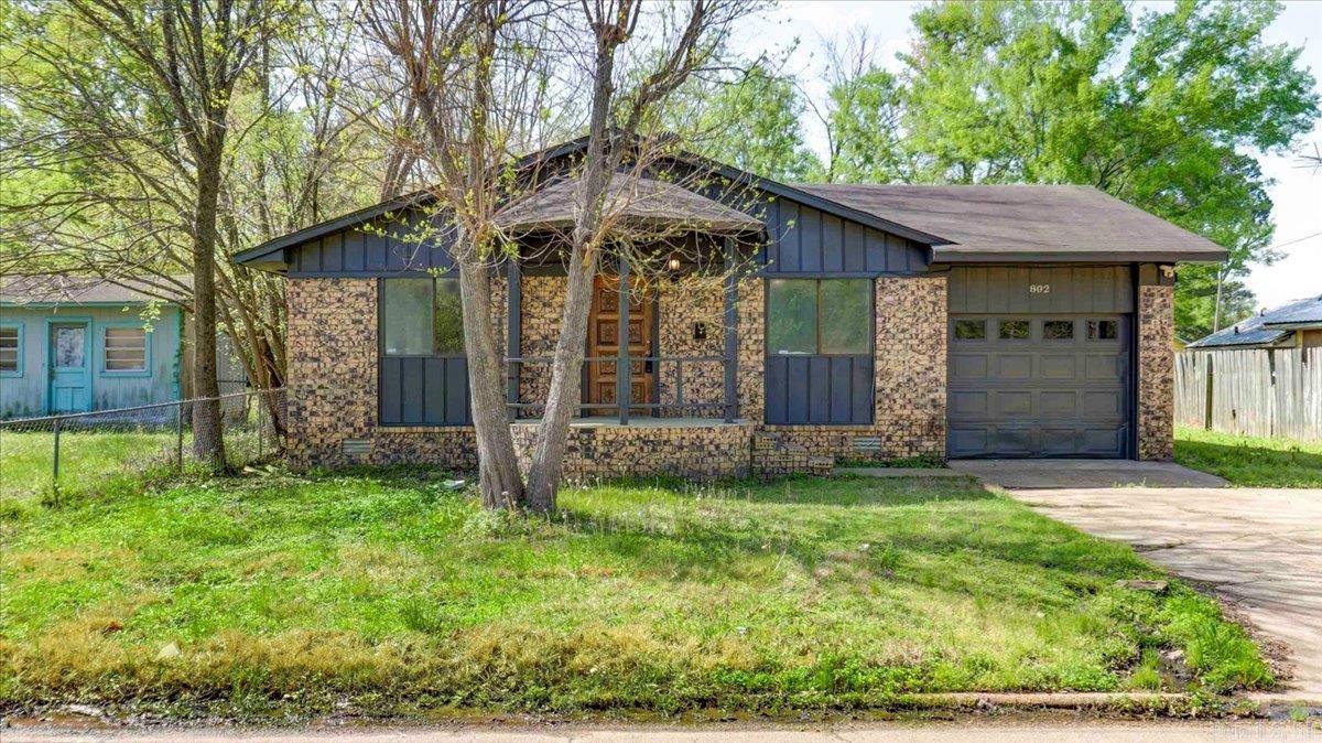 802 E Maple