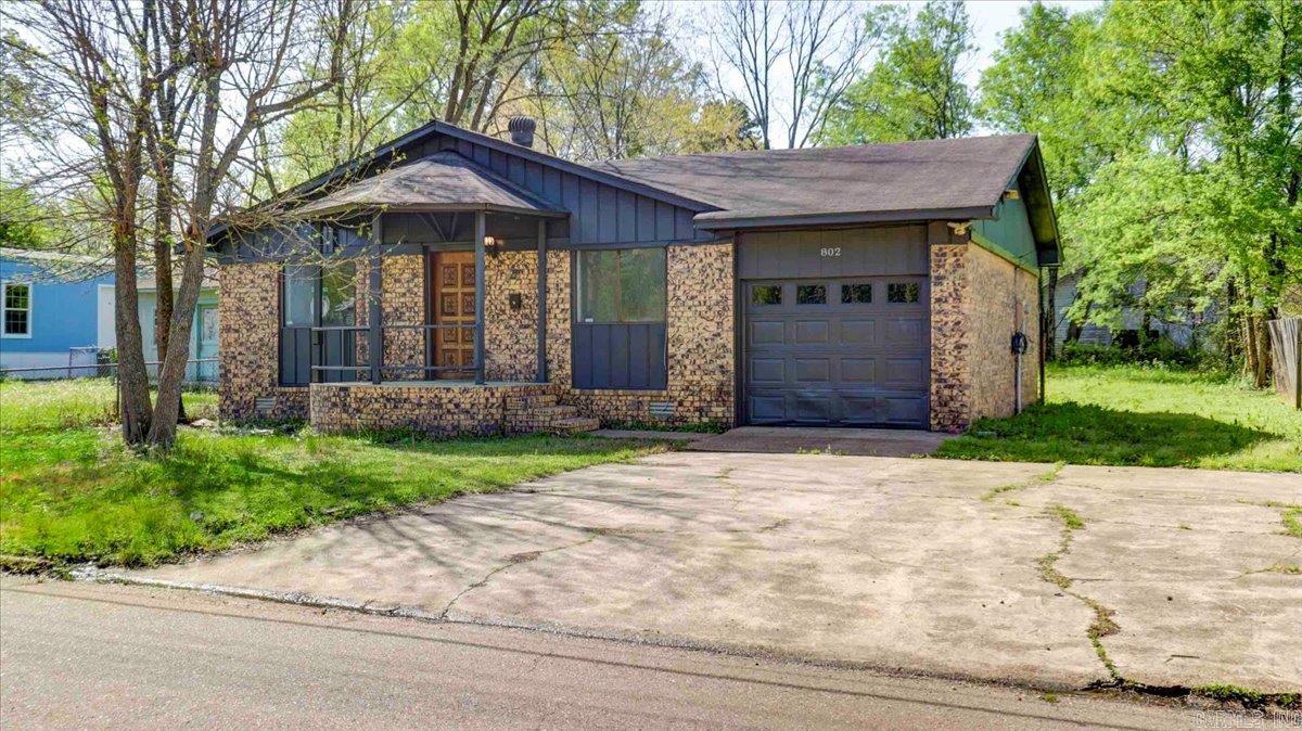 802 E Maple