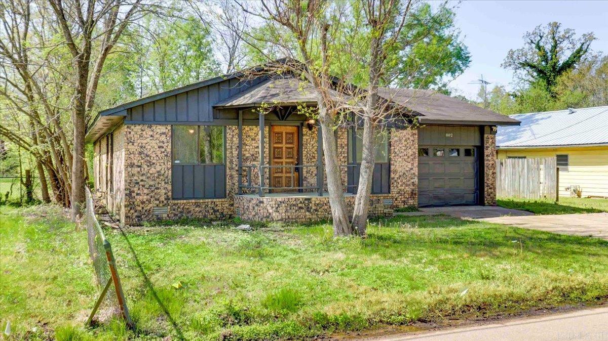 802 E Maple