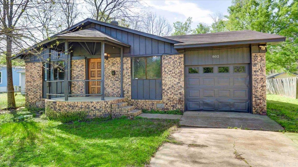 802 E Maple