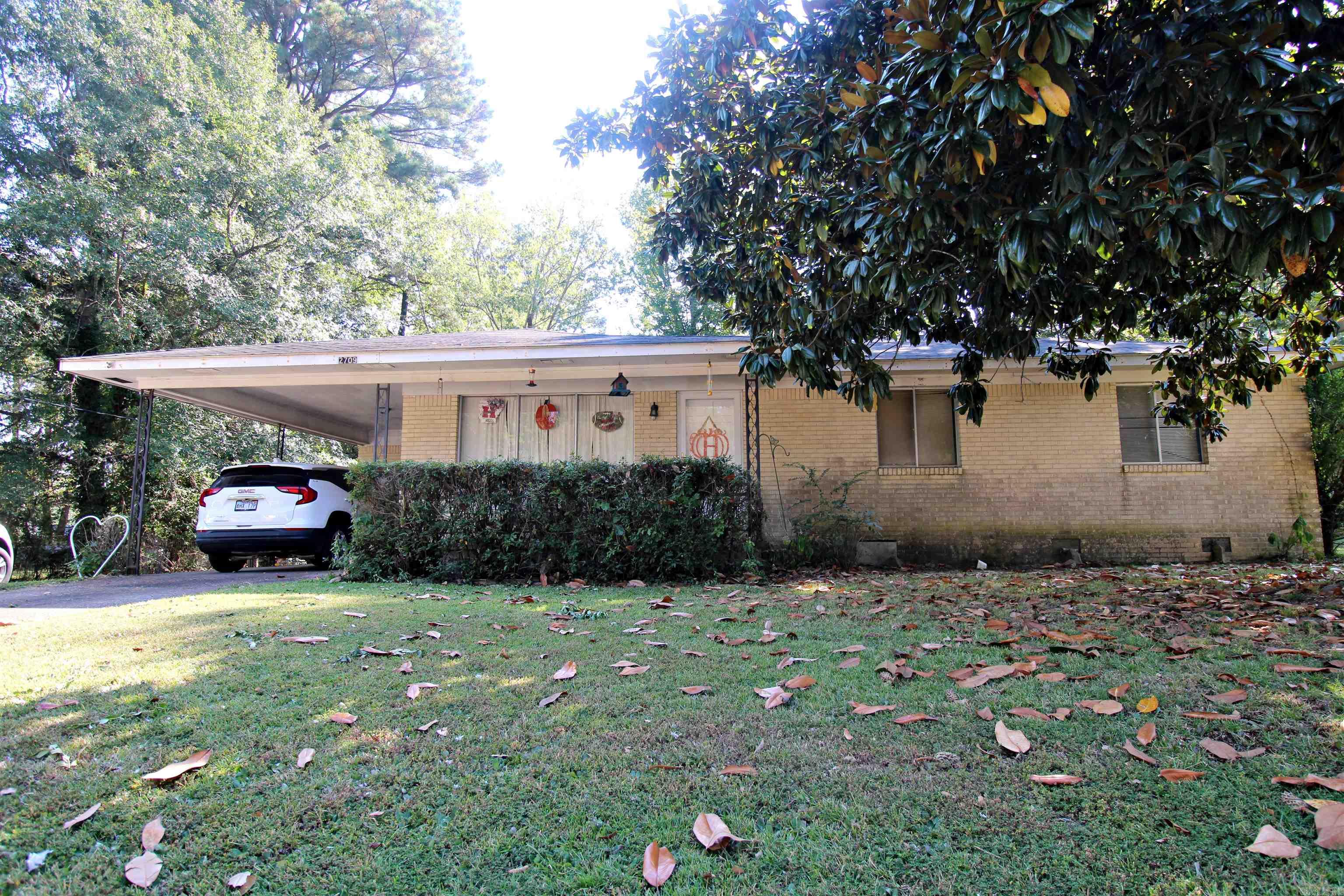 2709 Center Street