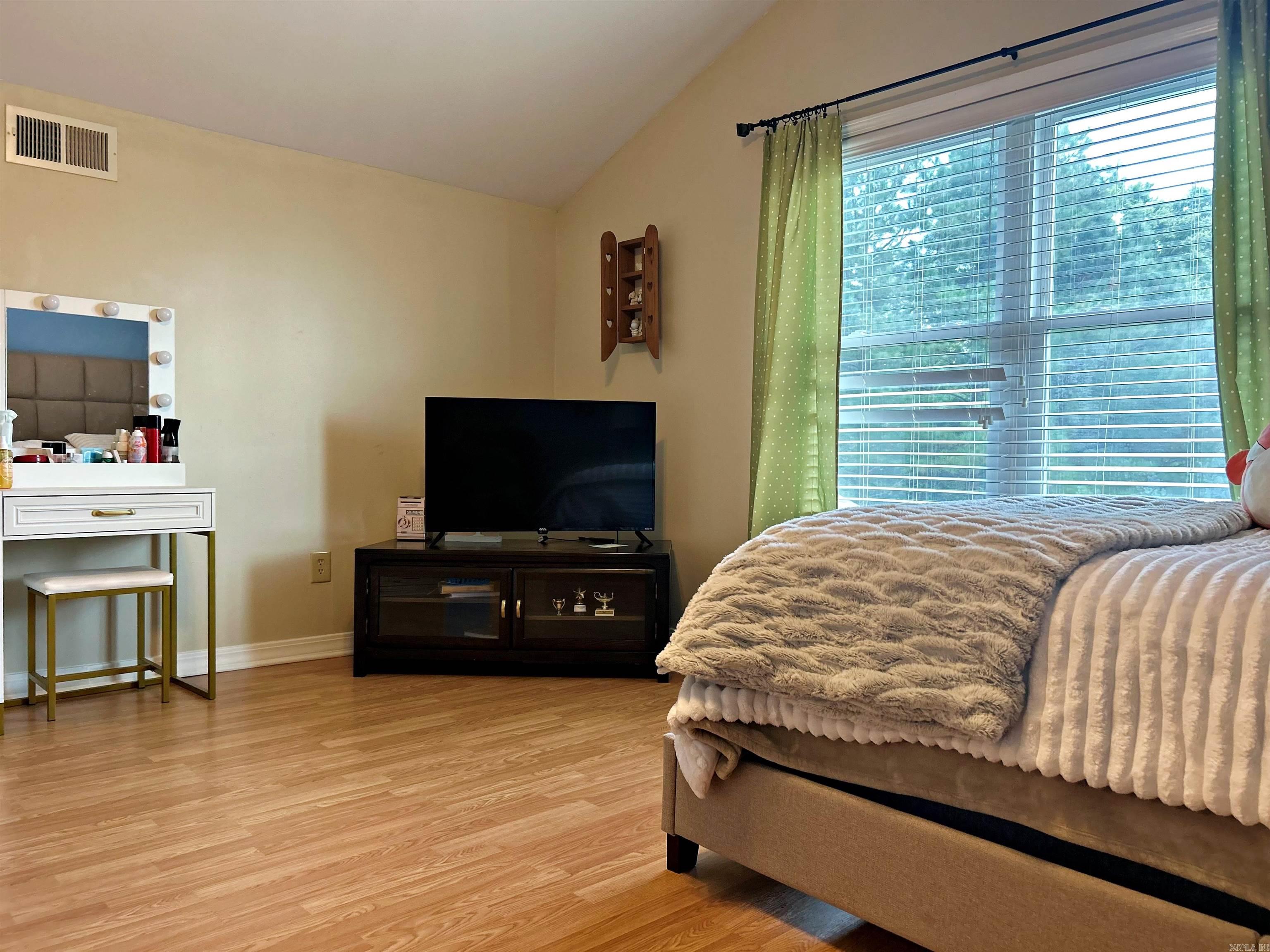 2152 Thomas Loop