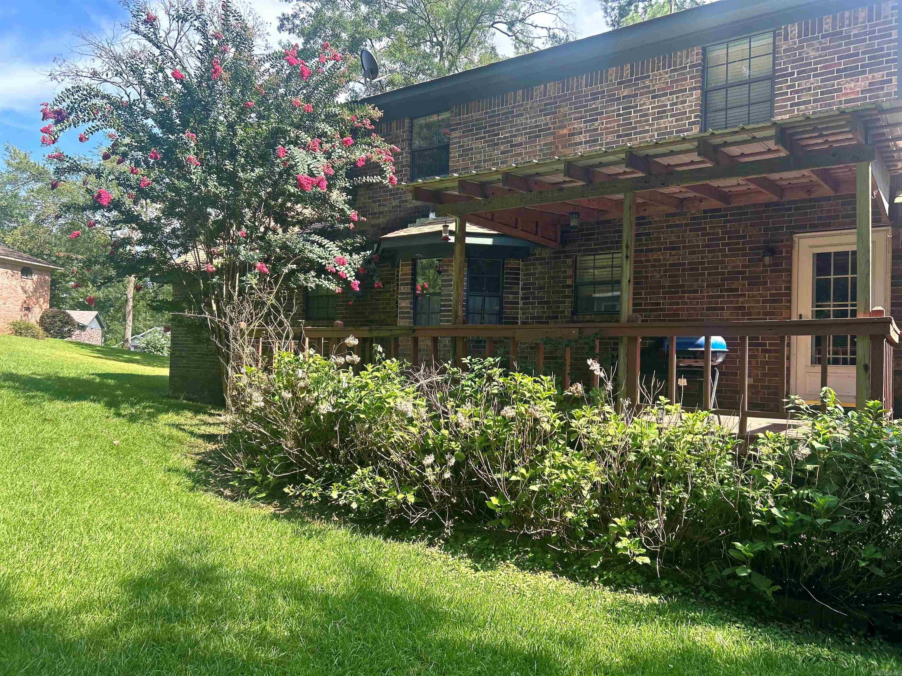 10 Edgewood Drive
