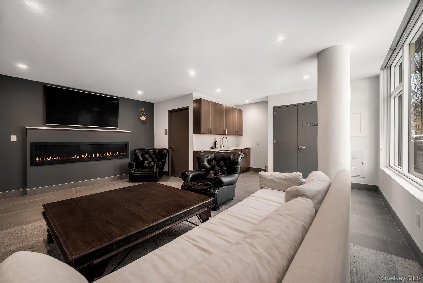 2815 35th Street Unit: 6A