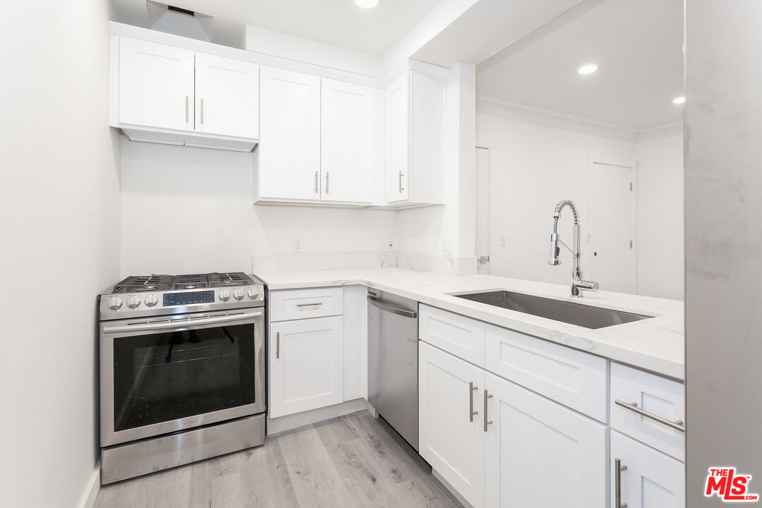 212 S LASKY DR Unit: 3