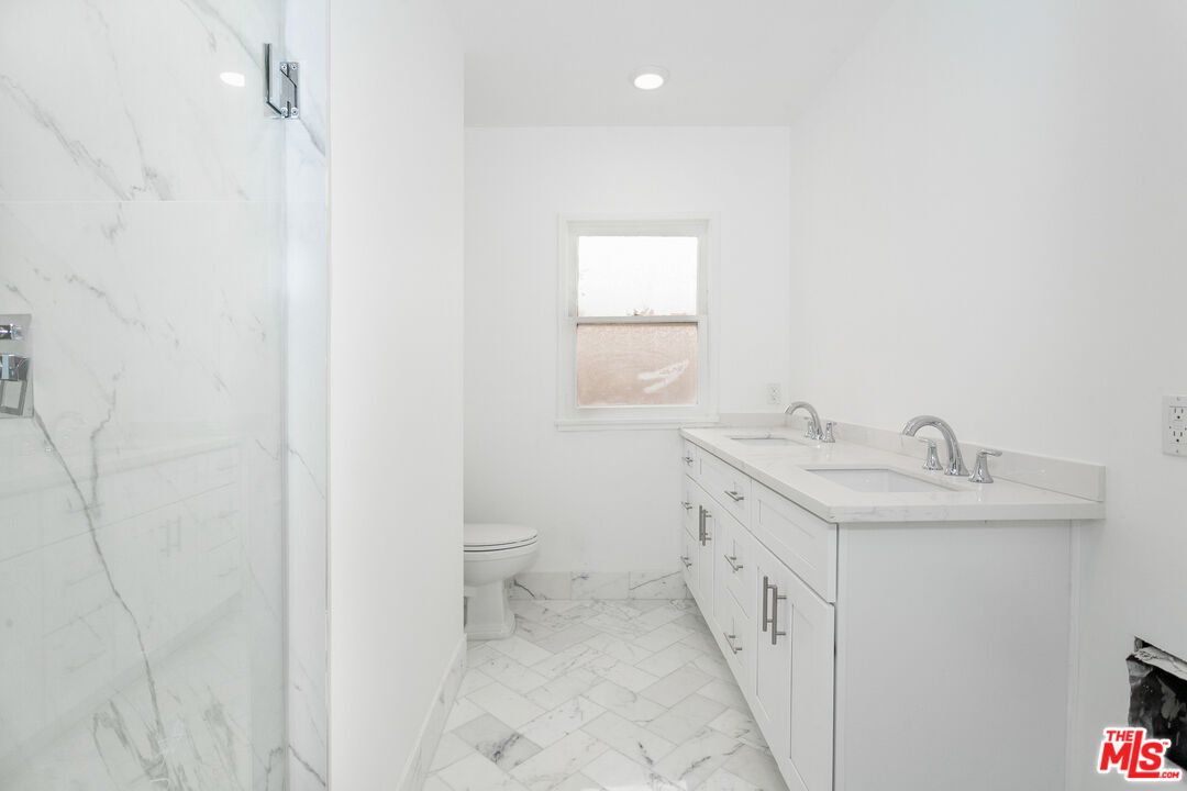 212 S LASKY DR Unit: 3