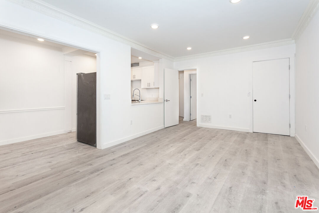 212 S LASKY DR Unit: 3
