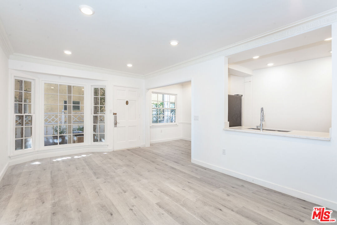 212 S LASKY DR Unit: 3