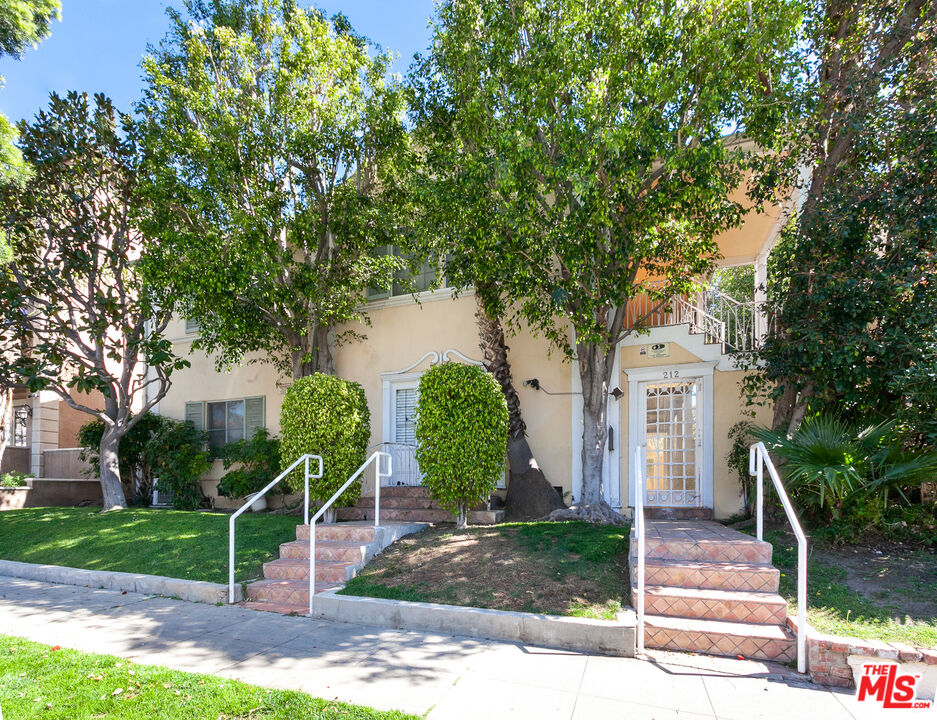 212 S LASKY DR Unit: 3