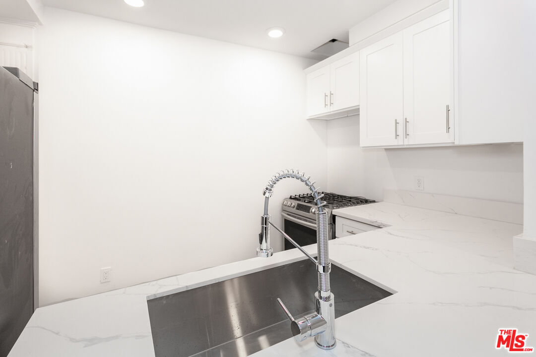 212 S LASKY DR Unit: 3