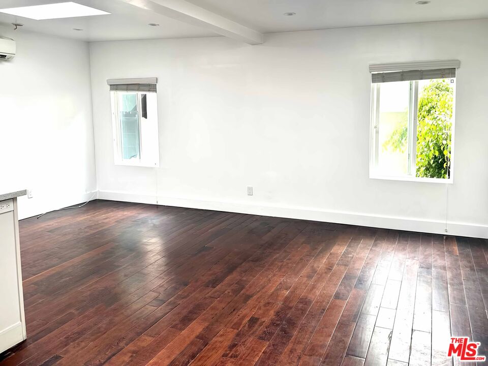 212 S LASKY DR Unit: 8