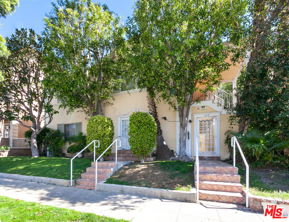 212 S LASKY DR Unit: 8
