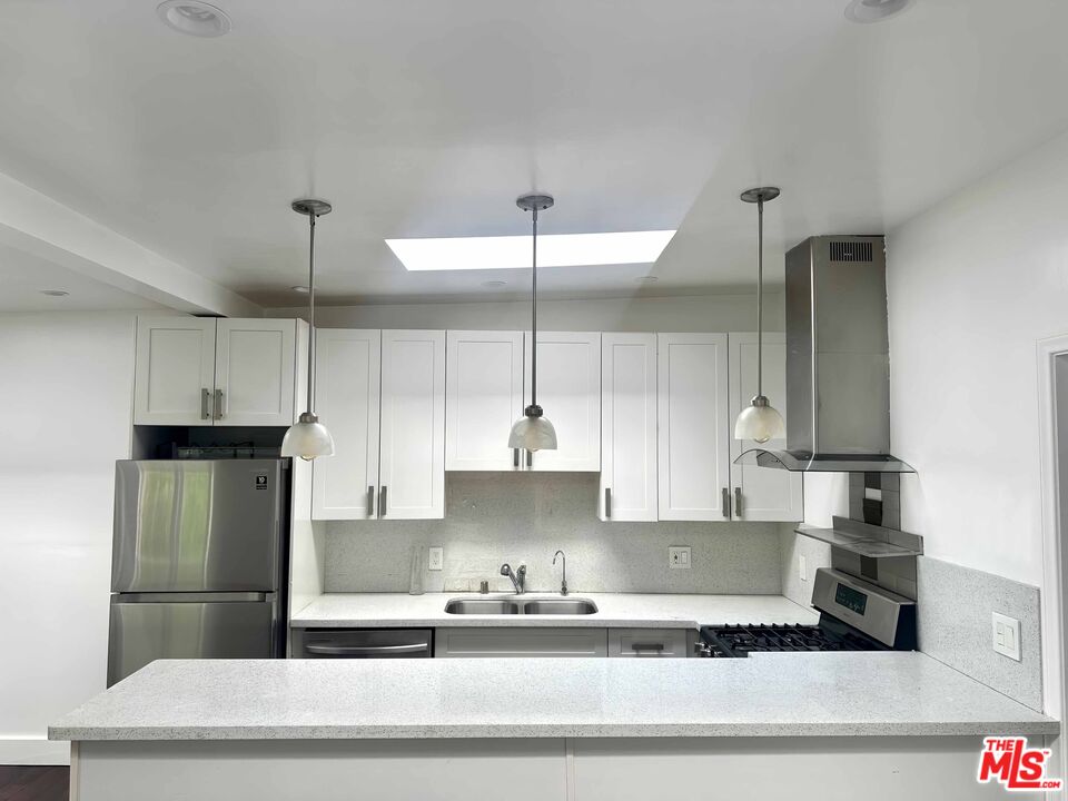 212 S LASKY DR Unit: 8