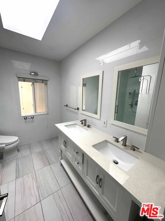 212 S LASKY DR Unit: 8