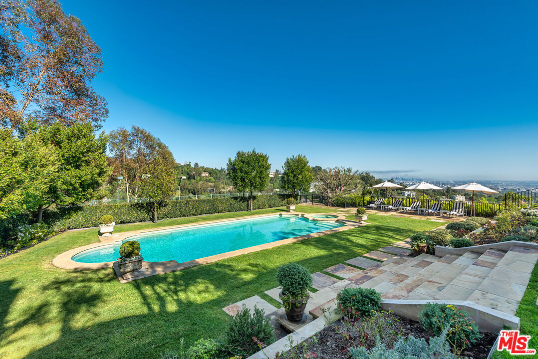 980 STRADELLA RD