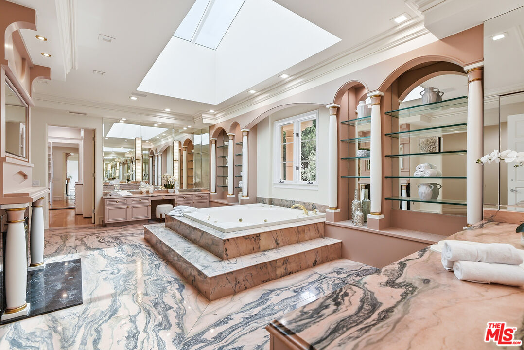 407 Robert Ln