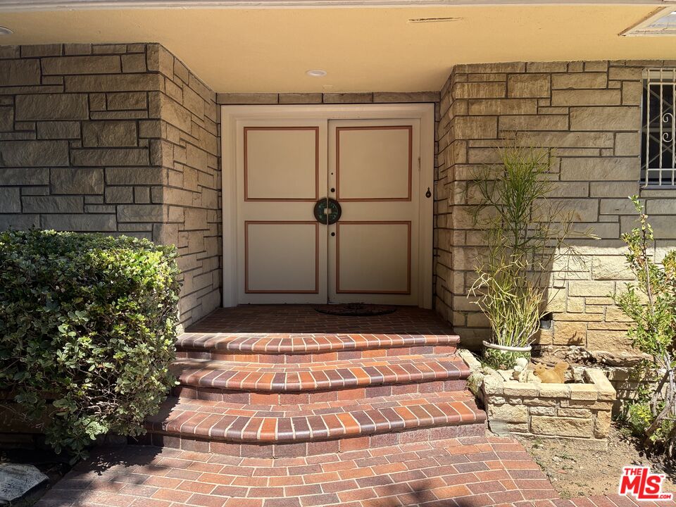 1043 Maybrook Dr