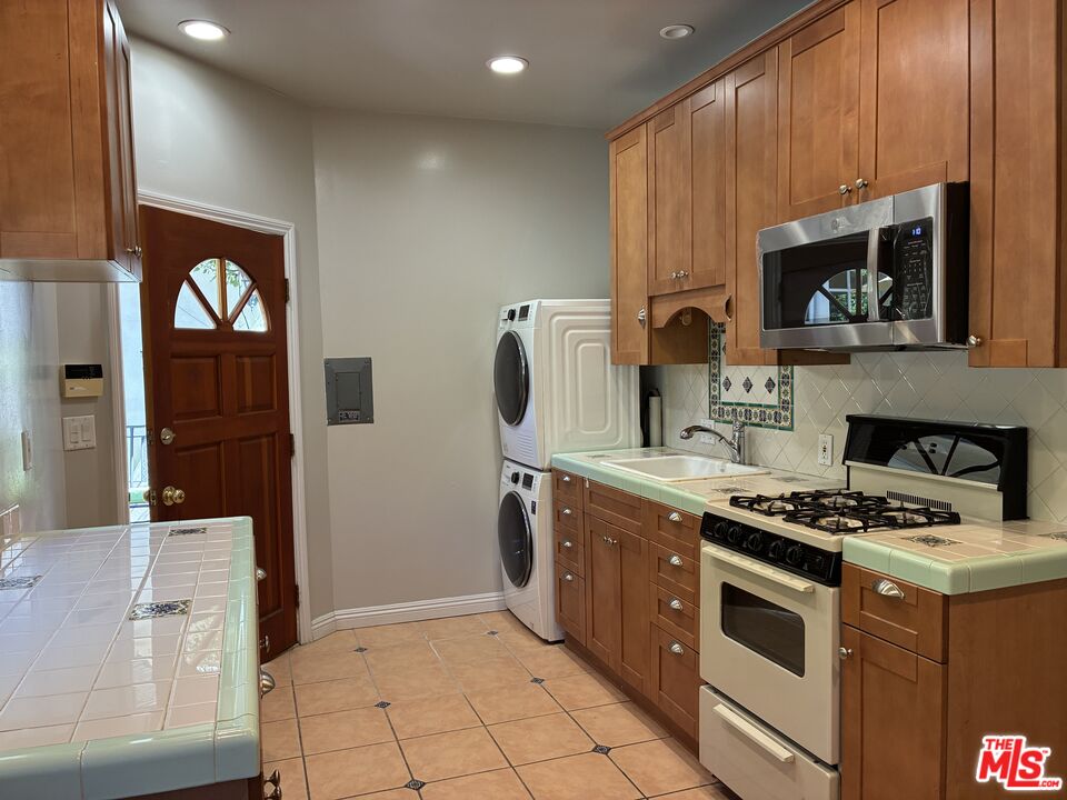 341 S Palm Dr Unit: Guesthouse