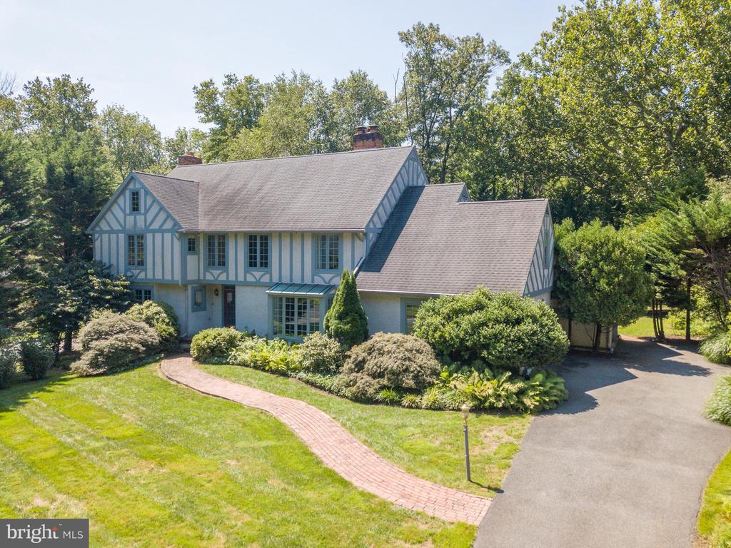 1003 WARWICK LANE