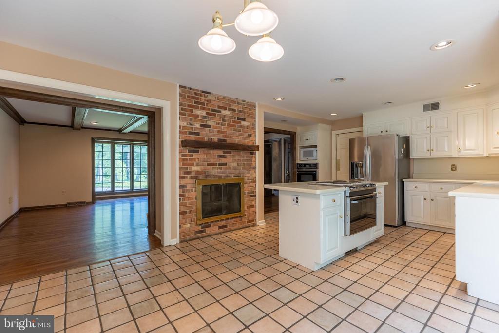 1003 WARWICK LANE
