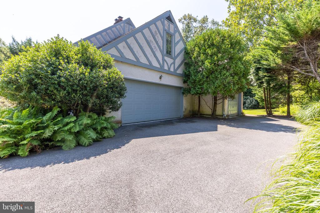 1003 WARWICK LANE