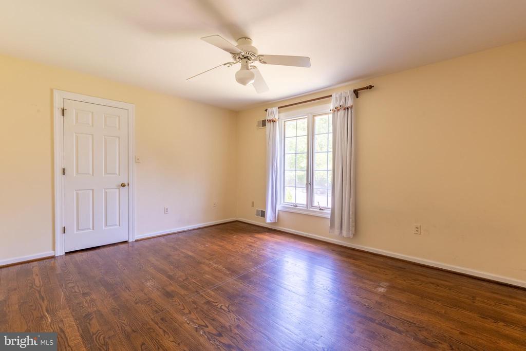 1003 WARWICK LANE