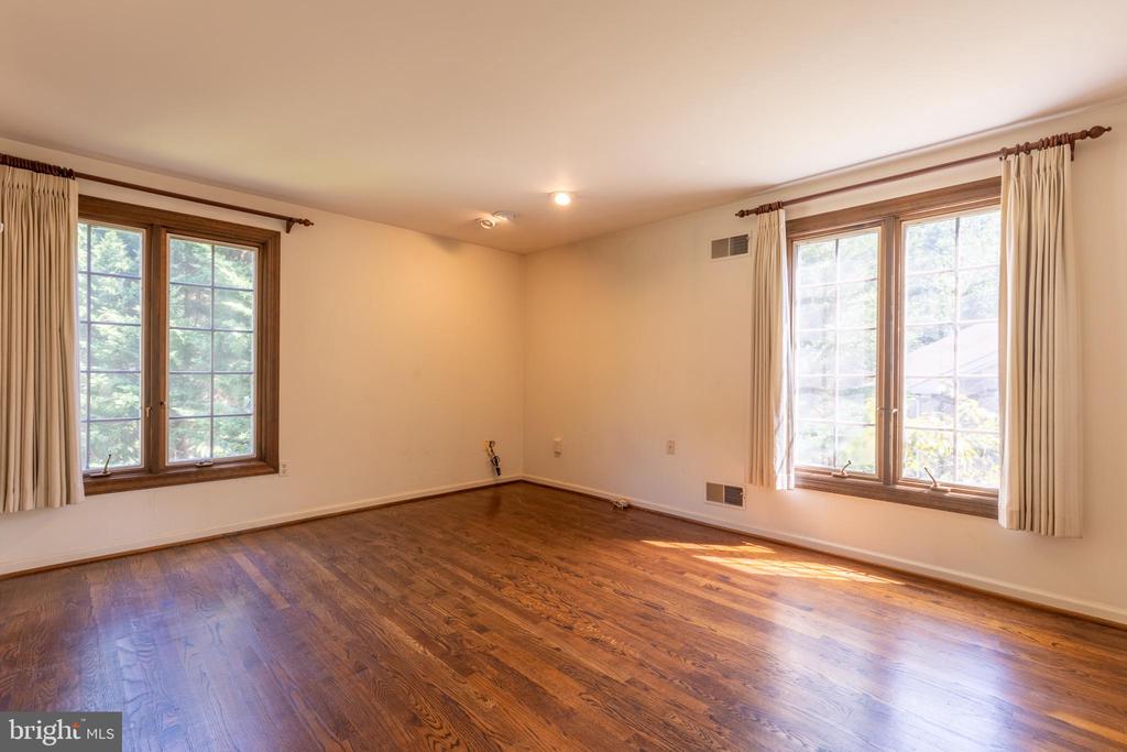 1003 WARWICK LANE